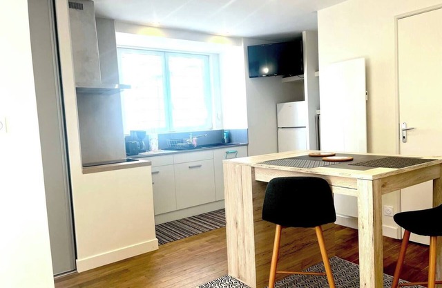 Studio 30m2, parking, 2 pers, 10 min from Aurillac