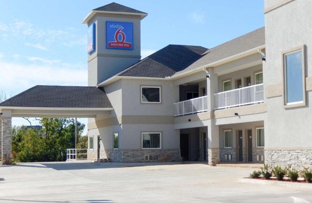 Studio 6-Yukon, OK