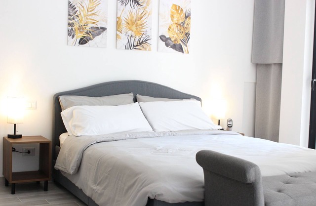 Studio apartment 100 meters from the station. Trains every 15 minutes to Milan and Como!