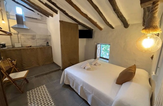 Studio Apartment 'Alojamiento Picual' with Shared Garden, Wi-Fi and Air Conditioning