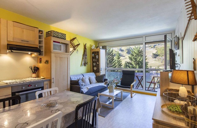 Studio cabin for 6, near slopes, balcony, pets allowed, parking