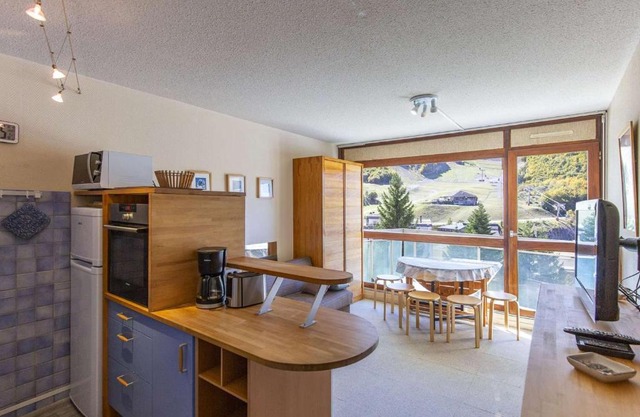 Studio cabine 6 personnes au pied des pistes à Gourette, séjour avec balcon, parking - FR-1-400-117