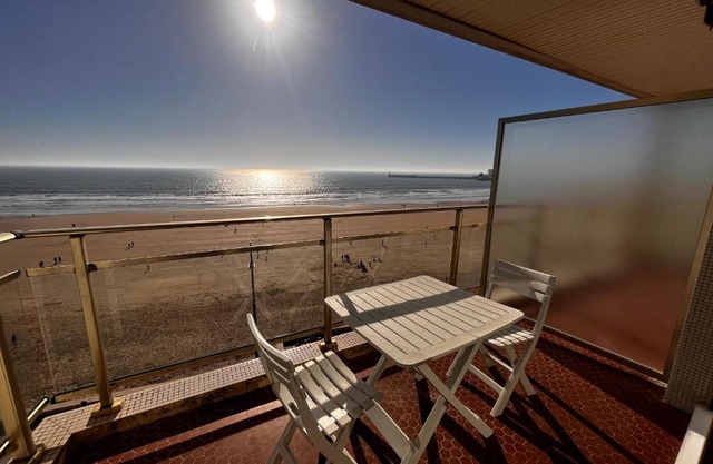 Studio face mer avec balcon, proche commerces et plage - FR-1-197-164