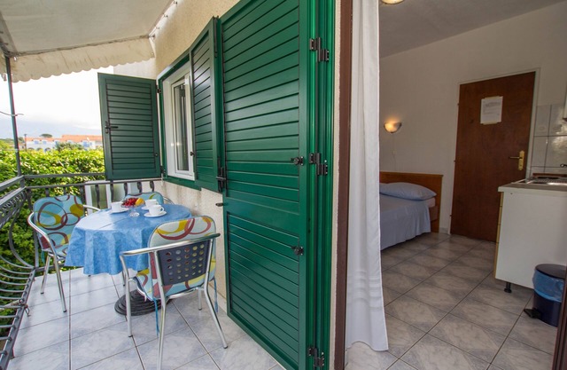 Studio flat near beach Sućuraj, Hvar (AS-566-a)