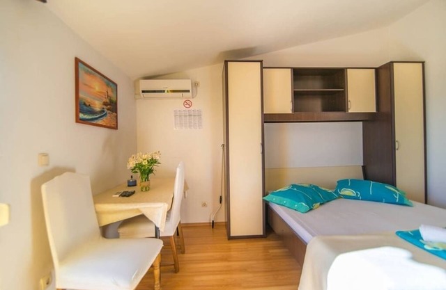 Studio flat with balcony and sea view Mali Rat, Omiš (AS-7482-b)