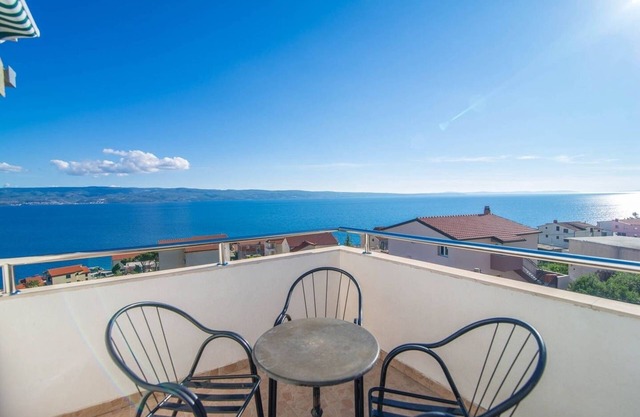 Studio flat with terrace and sea view Mali Rat, Omiš (AS-7482-a)