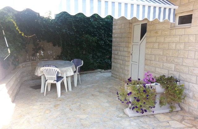 Studio flat with terrace Vinišće, Trogir (AS-12637-a)