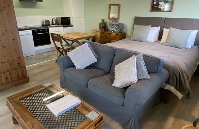 Studio in the idyllic countryside 2 miles from the beach in Devon with Hot Tub