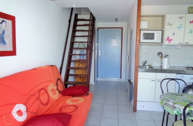 STUDIO MEZZANINE DANS RESIDENCE AVEC PISCINE