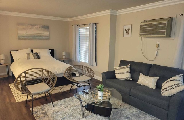 Studio near Universal Studios and downtown Burbank