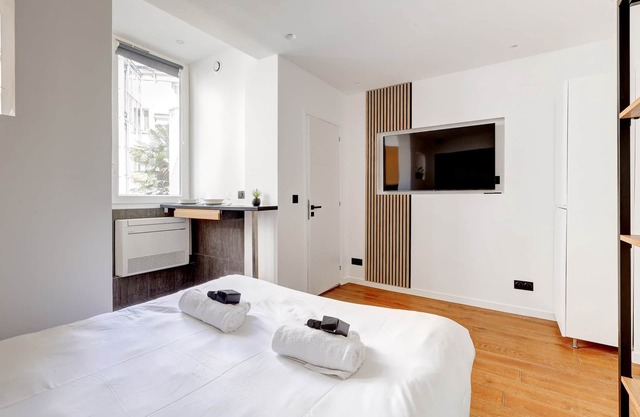 Studio Neuf et Climatise, sur les Champs Elysees
