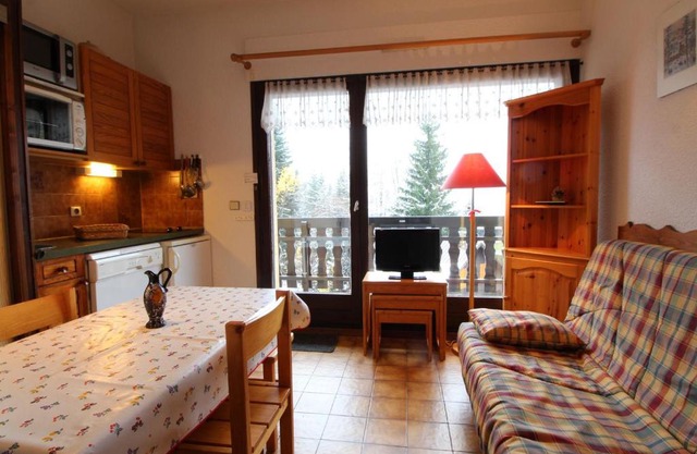 Studio pour 4 personnes avec balcon et équipements, au pied des pistes et à 550m du village - FR-1-572-157