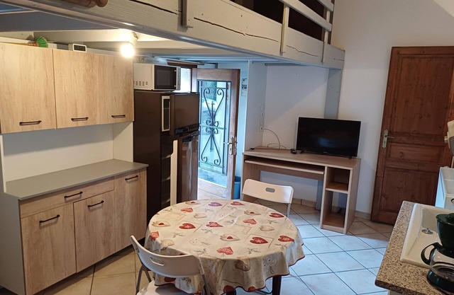 Studio type gite with living room and mini-kitchen, shower room with WC.