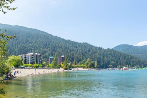 Studio w Balcony with Smart TV and 2 Min Walk to Lake