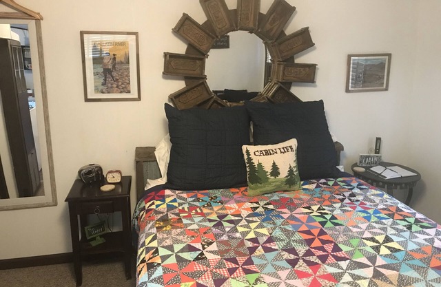 Studio with a kitchenette and a queen bed sleeps 2. 22 miles from ski resorts.