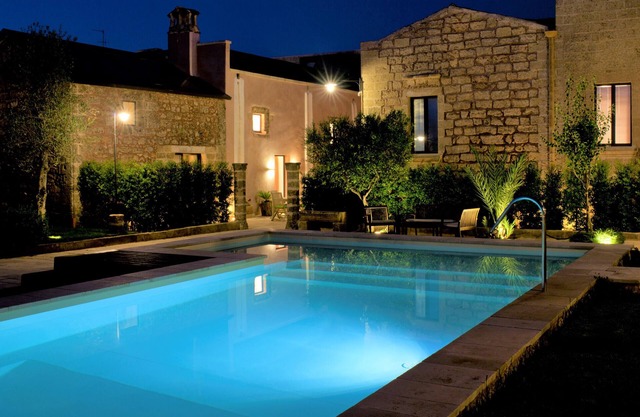 Studio with large pool in the picturesque town of Patù (F)