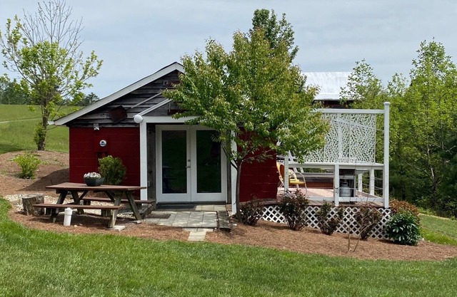 Studio with quiet, bucolic, country setting w/hiking trails, pond, and hot tub.