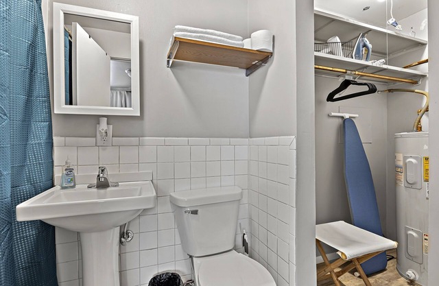 Studio1116E/PetFriendly/WIFI/BigTV/PKG/nearDowntown Aurora.