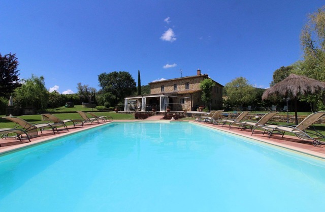 Stunning private villa with WIFI, private pool, TV, pets allowed and parking, close to Arezzo