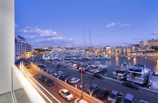 Stunning 3BR Apartment with Marina Views