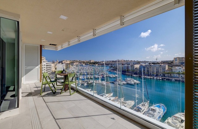 Stunning 3BR Apartment With Marina Views