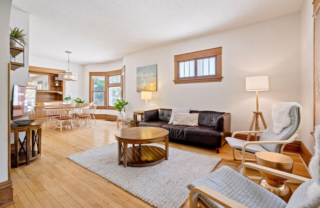 Stunning 3br close to everything! Clean and bright