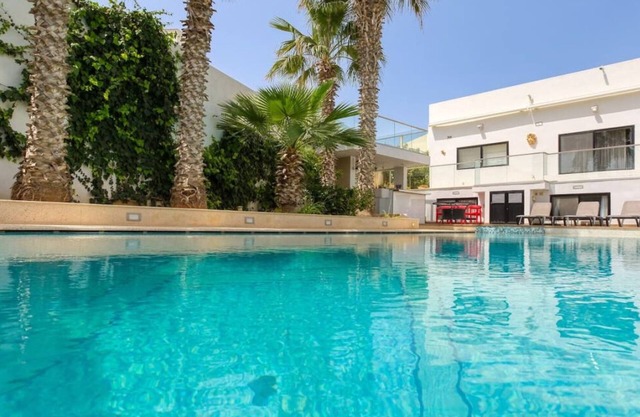 Stunning 4BR Villa with Private pool & parking