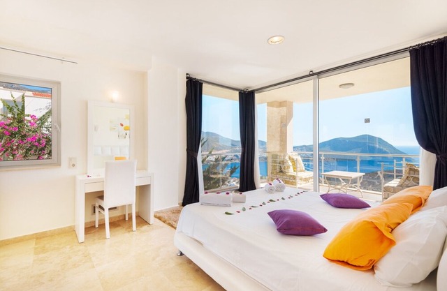 Stunning 6 Bedroom Luxury Villa with Large Infinity Pool & Splendid Sea Views