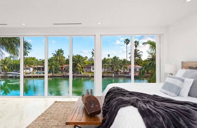 Stunning 6br Waterfront villa