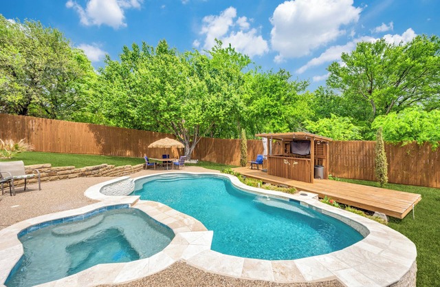 Stunning Backyard with Pool & Spa : Pool Table & Grand Piano : Great Location