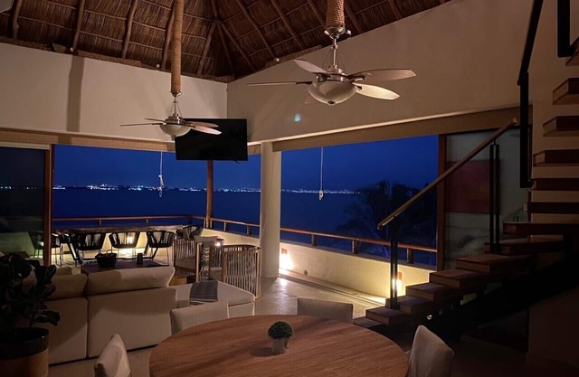 !Stunning Beachfront Penthouse With Private Pool !
