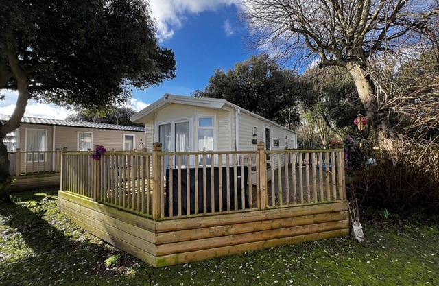 Stunning caravan with decking at Azure Seas in Suffolk ref 32055AZ
