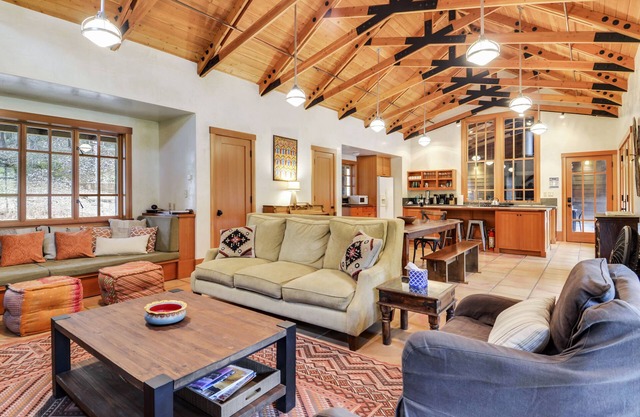 Stunning Country Retreat, Pool, Hottub, Views, 92 Acres