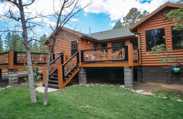 STUNNING CUSTOM BUILT CABIN ON LARGE FENCED LOT WITH THEATER ROOM! PETS WELCOME