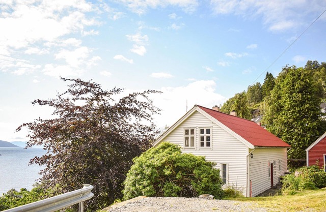 Stunning home in Brekke with kitchen