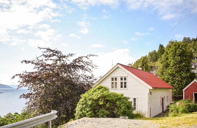 Stunning Home In Brekke With Kitchen
