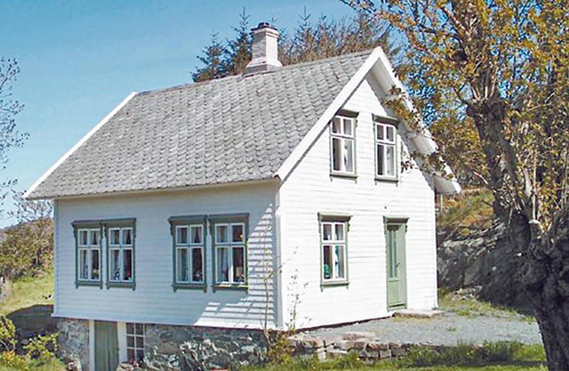 Stunning home in Finnås with kitchen