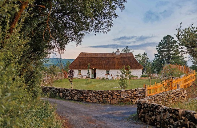 Stunning Luxury Thatched cottage not far from Galway City & Connemara - Hot Tub & Sauna