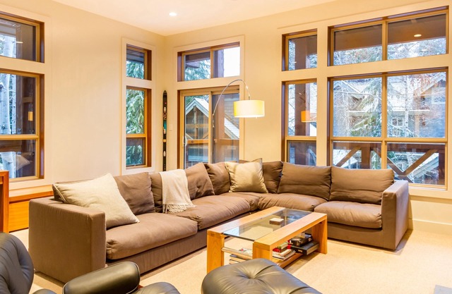 Stunning Luxury Townhome, Private Hot Tub, Ski Home, Private Garage!