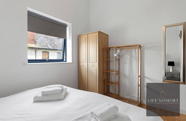 Stunning Modern Exeter Apartment w/balcony