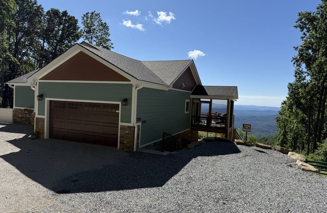 Stunning mountain view home in Little Switzerland with large viewing deck