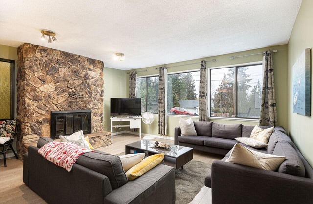 Stunning Nautical 6BED Family Home in Nanaimo