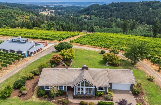 Stunning New Listing - Beckham Estate Vineyard Guesthouse