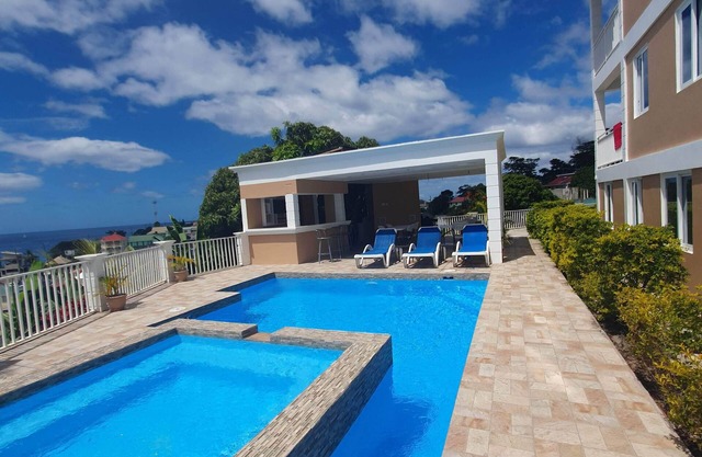 Stunning Ocean & Pool View 2-Bedroom Apartment, 2 mins from the city.