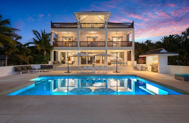 Stunning Ocean Front Villa 7 master suites, 2 Private Boat Docks & Swimming Pool