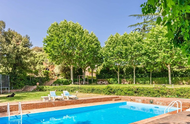 Stunning private villa for 22 people with private pool, WIFI, TV, pets allowed and parking