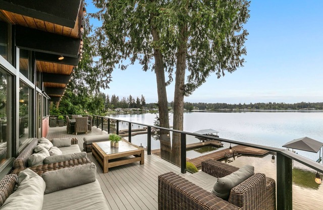 Stunning Pacific Northwest Lakehouse on 100' waterfront near Seattle!