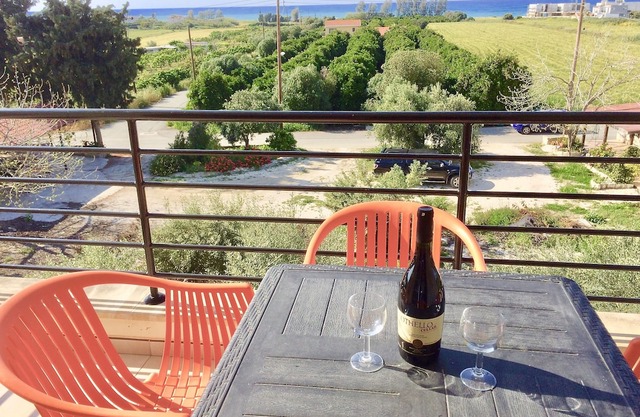 Stunning Polis Penthouse w/ private roof Hot Tub, sea views & free wifi
