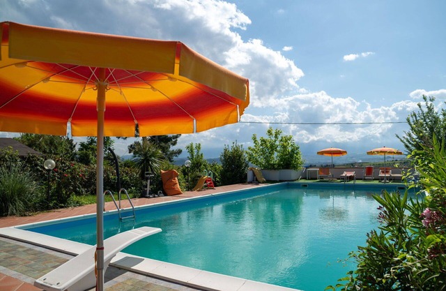 Stunning private villa with WIFI, pool, TV, patio, pets allowed and parking, close to Pescara