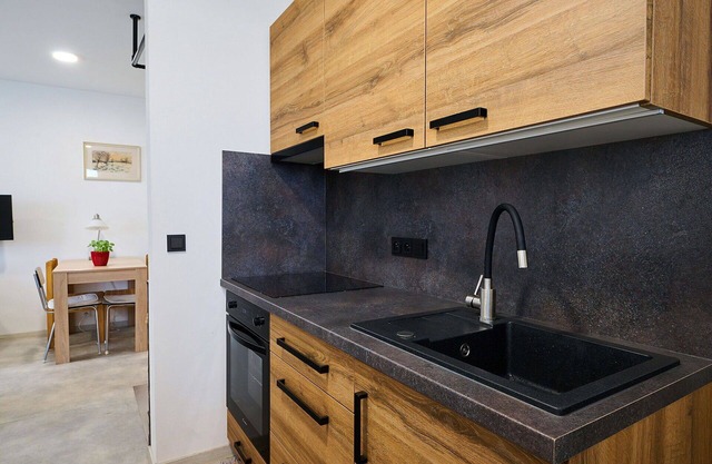 Stunning private villa for 9 guests with WIFI, TV, pets allowed and parking